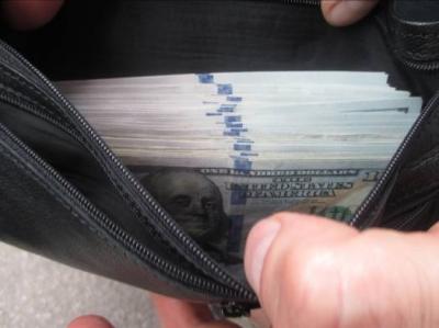 Житель Мариуполя пытался перевезти валюту в Россию 