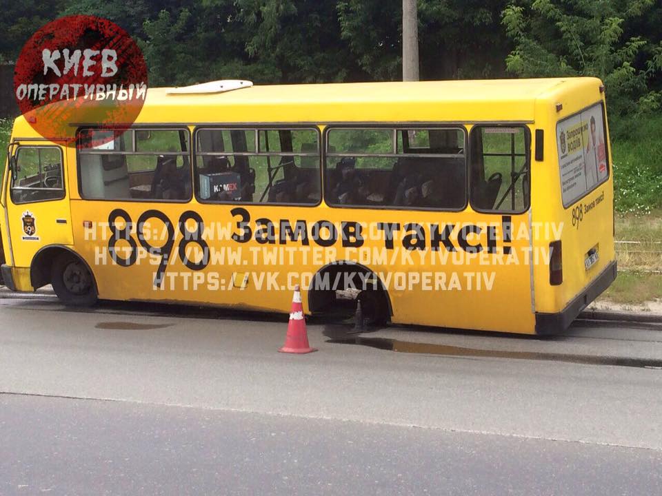 В Киеве у маршрутного такси на ходу оторвалось колесо