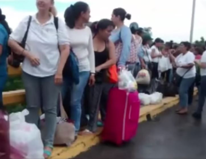 Венесуэльские женщины взяли штурмом границу Колумбии из-за нехватки продуктов в стране