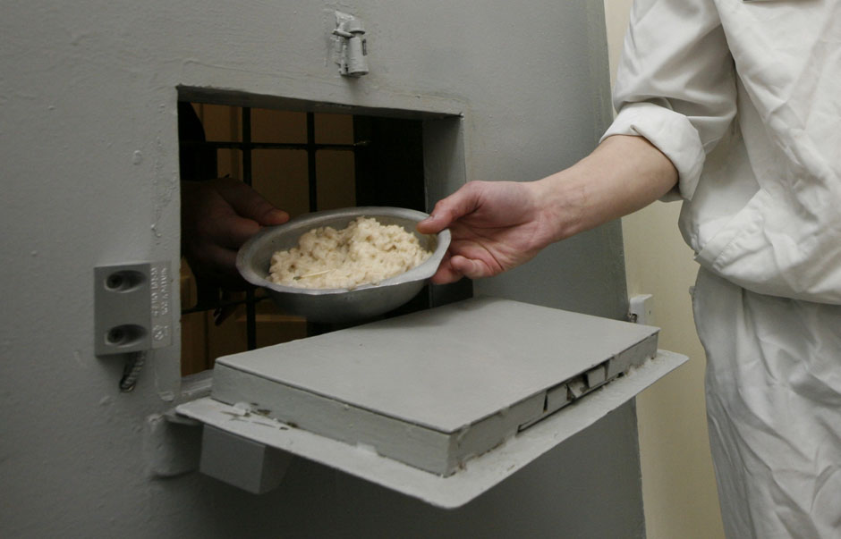 Тюремщики систематически похищали еду у заключенных
