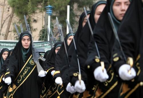 Полиция Ирана задержала 150 юношей и девушек за устроенную вечеринку