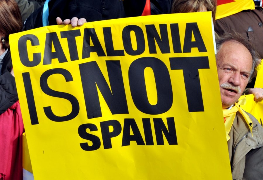Парламент Каталонии поддержал начало отделения от Испании