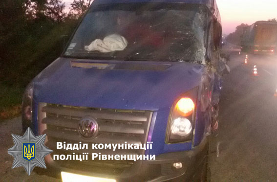 В Ровенской области микроавтобус столкнулся с грузовиком: есть жертвы