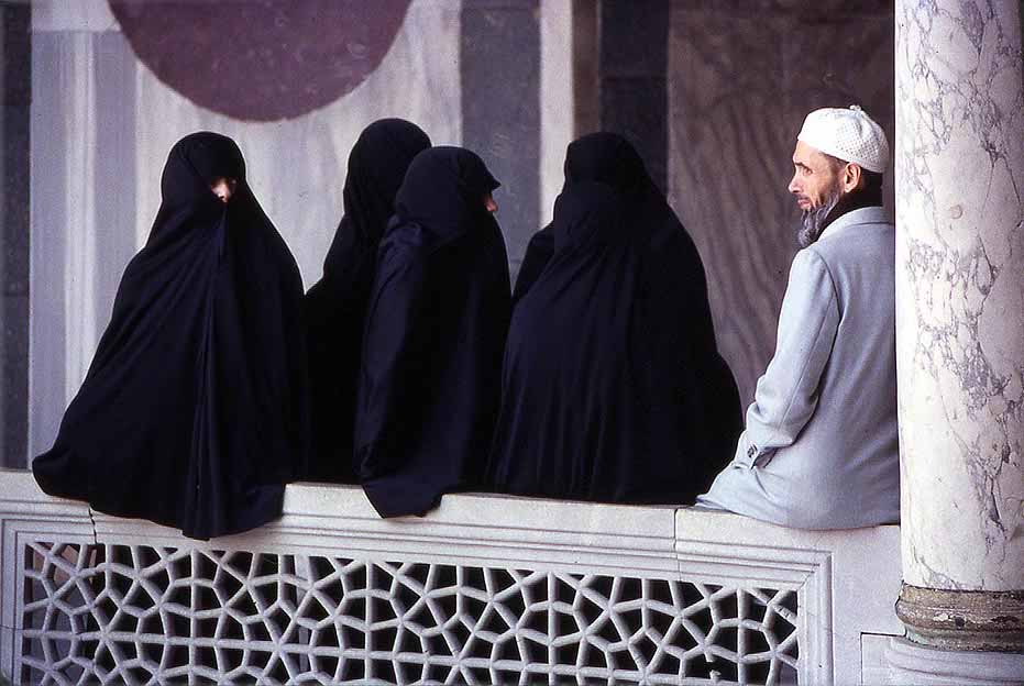 Священник разрешил мусульманам заводить секс-рабынь