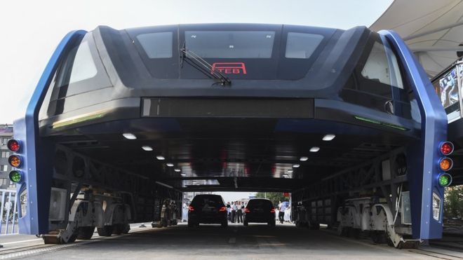 В Китае тестируют автобус-тоннель, ездящий поверх автомобилей