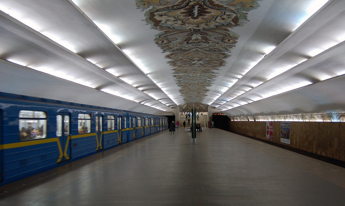 В Киевском метро мужчина напал на пассажиров и полицейского