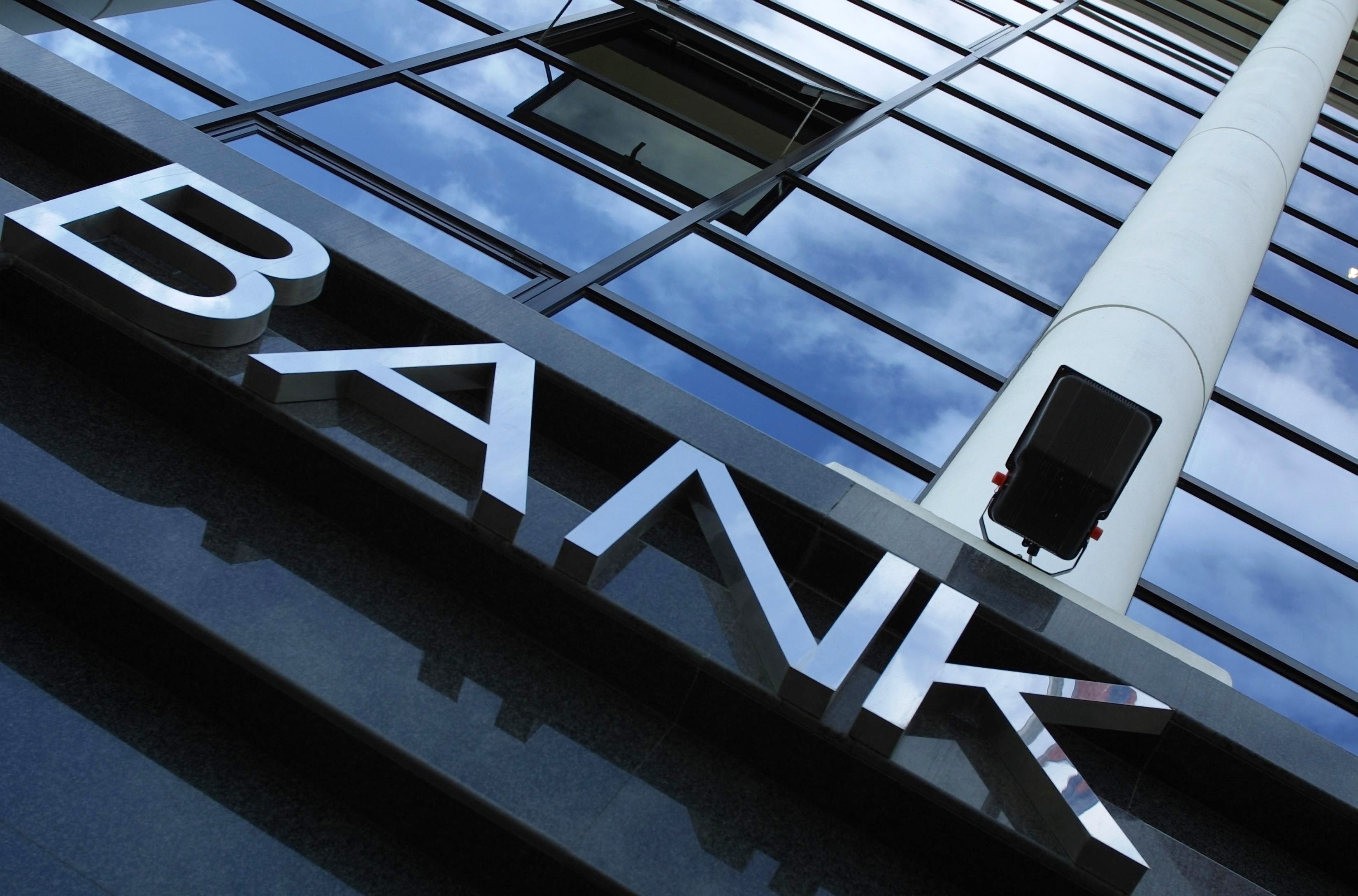 Как обслуживают чиновников украинские банки?