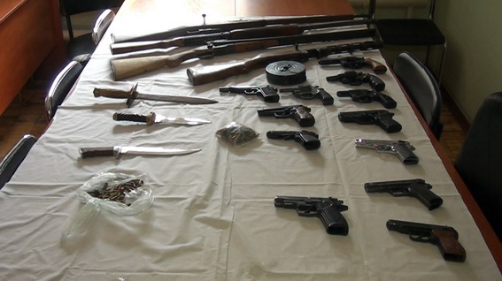 Киевляне добровольно сдали в полицию 430 единиц оружия
