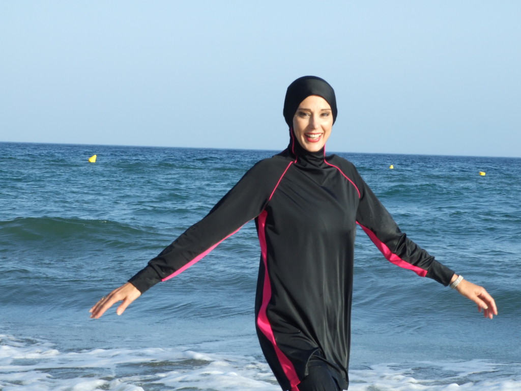 На каннских пляжах запретили мусульманские купальники