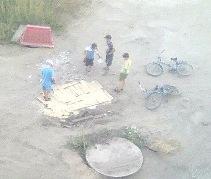 Школьники отремонтировали дорогу в России 