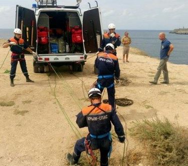 В Крыму автомобиль провалился в отверстие в скале над морем