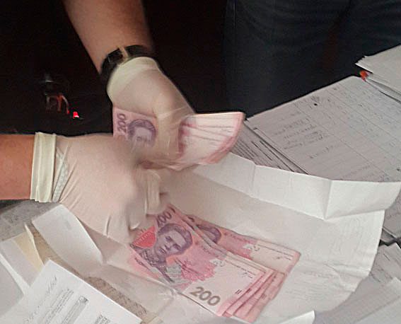 В Черкассах замдиректора лицея требовал 5,6 тысяч гривен взятки