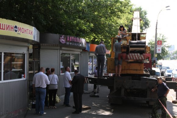 В Киеве продолжается демонтаж незаконных застроек