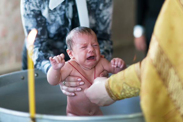 Украинка предложила запретить крестить детей до совершеннолетия