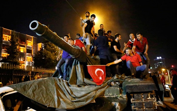 Режим чрезвычайного положения в Турции продлен на 90 дней