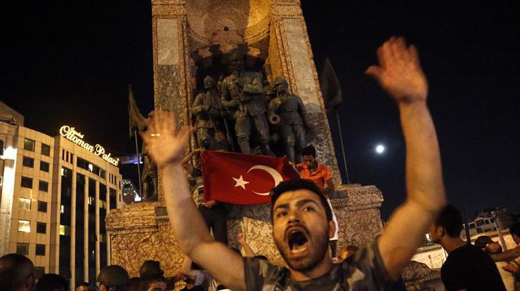 Турция отстранила от работы почти 13 тыс. полицейских