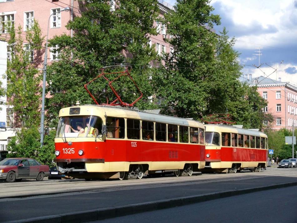 В Киеве сошел с рельс трамвай и протаранил автомобиль
