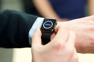 Министрам запретили носить Apple Watch во время заседаний из-за хакеров