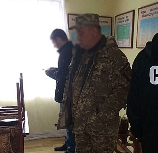 Заместитель командира роты требовал взятку за трудоустройство в воинскую часть