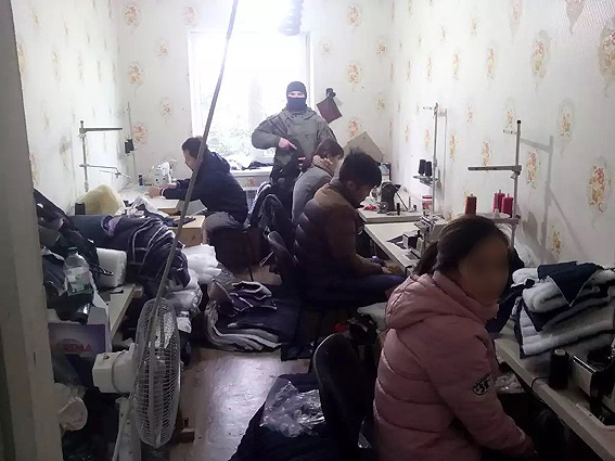 Полиция накрыла шесть подпольных цехов по пошиву брендовых вещей на сумму 1 млн грн