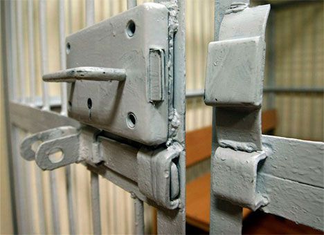 Работник СИЗО пытался пронести запрещенные вещи заключенному