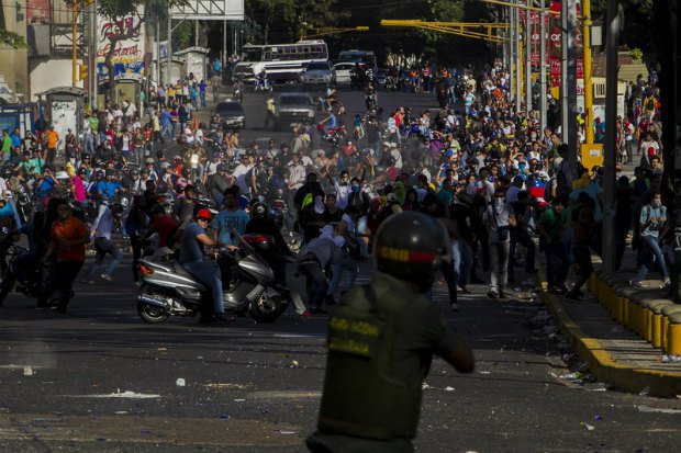 Протесты в Венесуэле: ранены двое полицейских, один погиб 