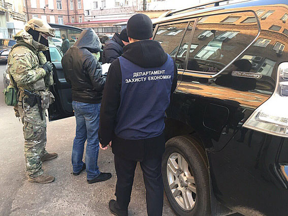 Правоохранители изъяли более полумиллиона гривен во время обысков у должностных лиц