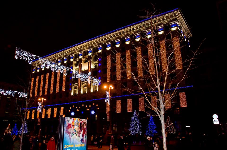 Киев начали украшать новогодней иллюминацией