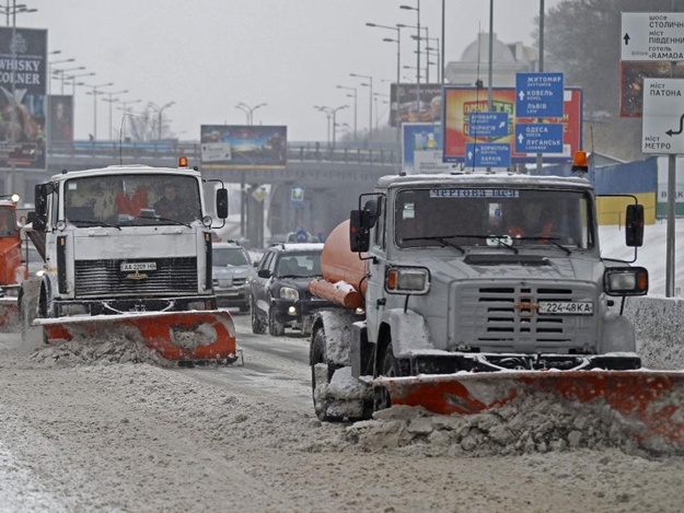 «Киевавтодор» использовал более 5 тыс. т соли и песка, въезд крупногабаритного транспорта в столицу пока закрыт