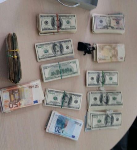 Более 100 тыс. долл. изъяли во время обысков у чиновника-взяточника