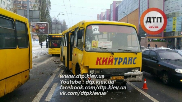 В Киеве в ДТП столкнулись две маршрутки