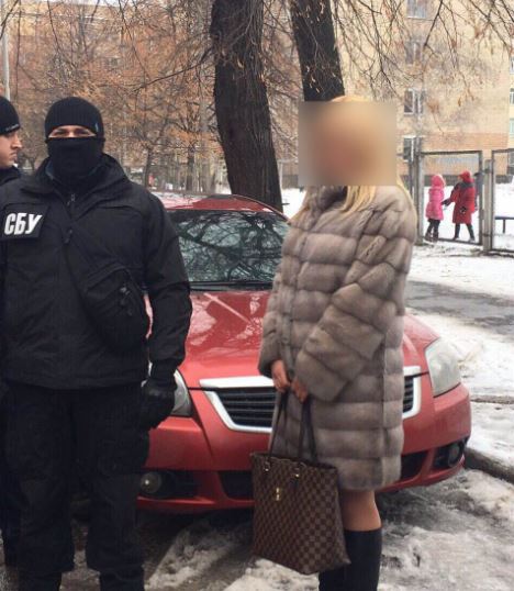 Следователя столичной полиции задержали при получении взятки