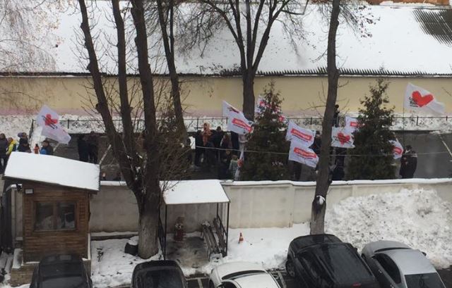 Возле Окружного админсуда Киева проходит митинг