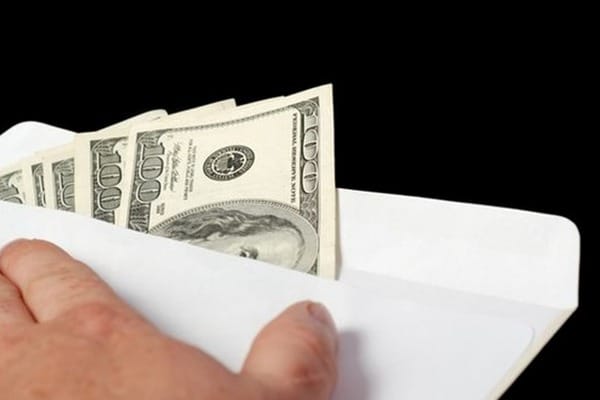 Чиновница миграционной службы требовала взятку у иностранца за оформление «вида на жительство»