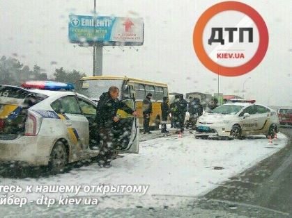 Водитель в Киеве, скрываясь от полиции, врезался в патрульную машину и маршрутку