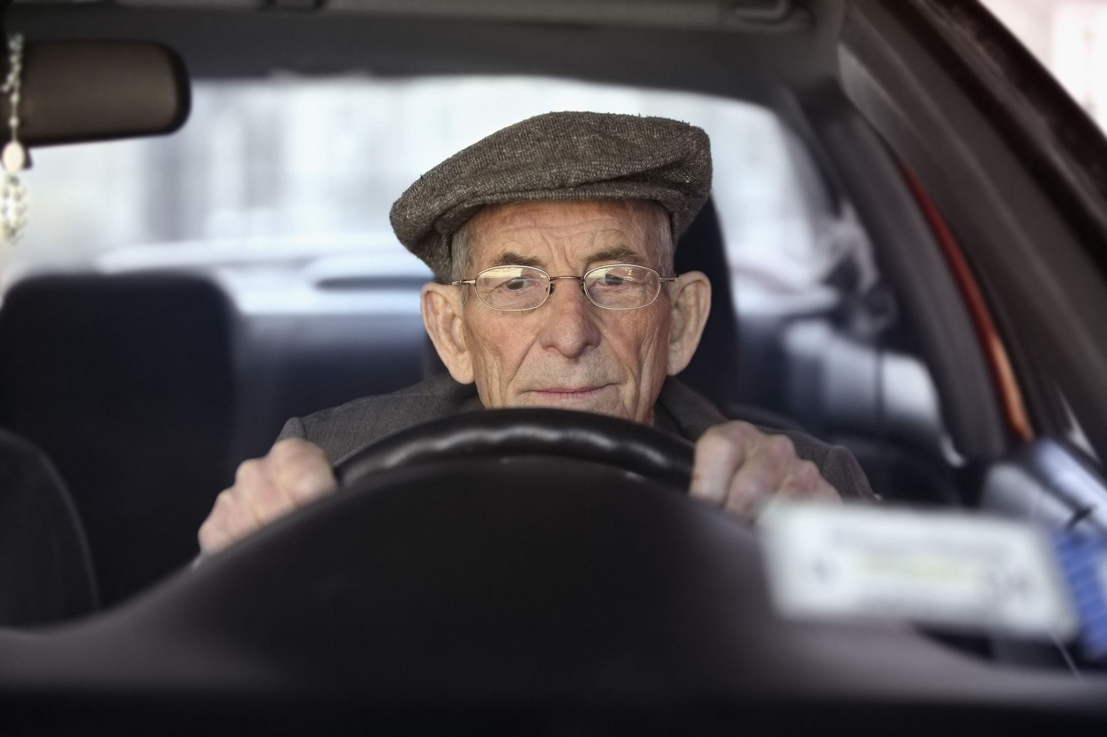 Московские власти хотят ввести специальный знак на машины водителей-пенсионеров