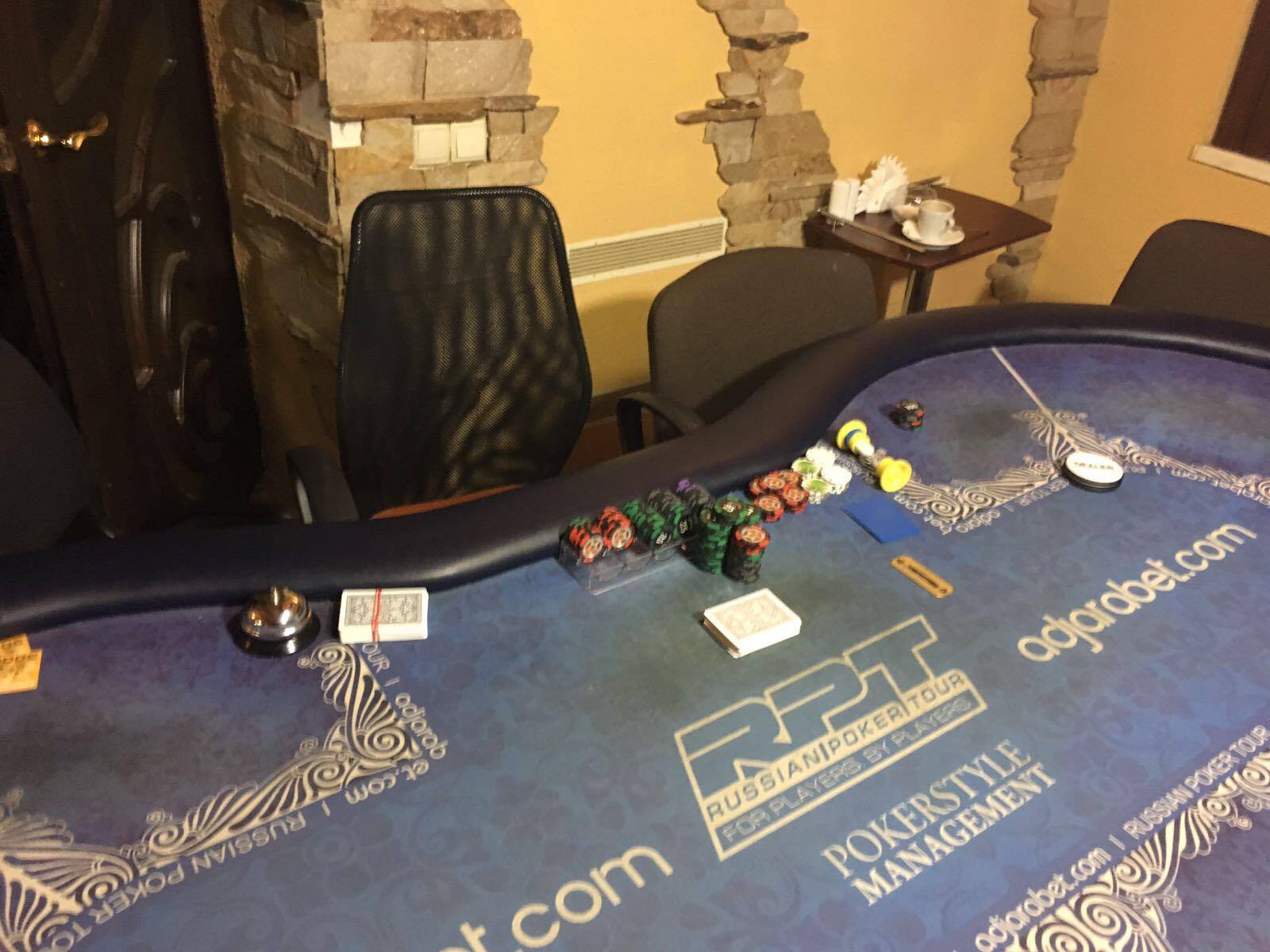 В подвале столичного отеля накрыли нелегальное казино