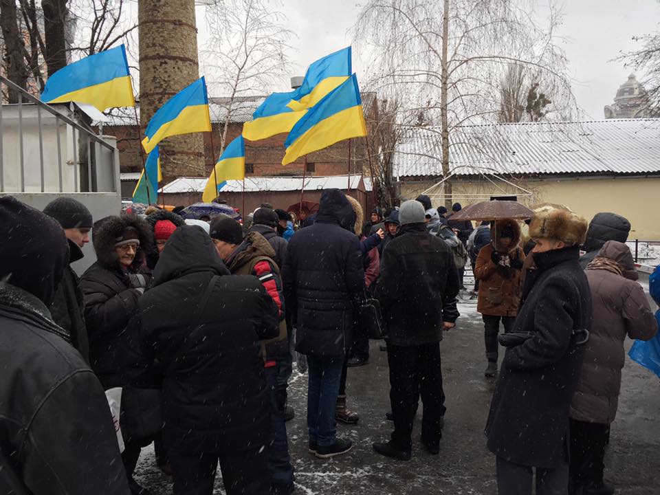 Под Окружным админсудом Киева проходит митинг