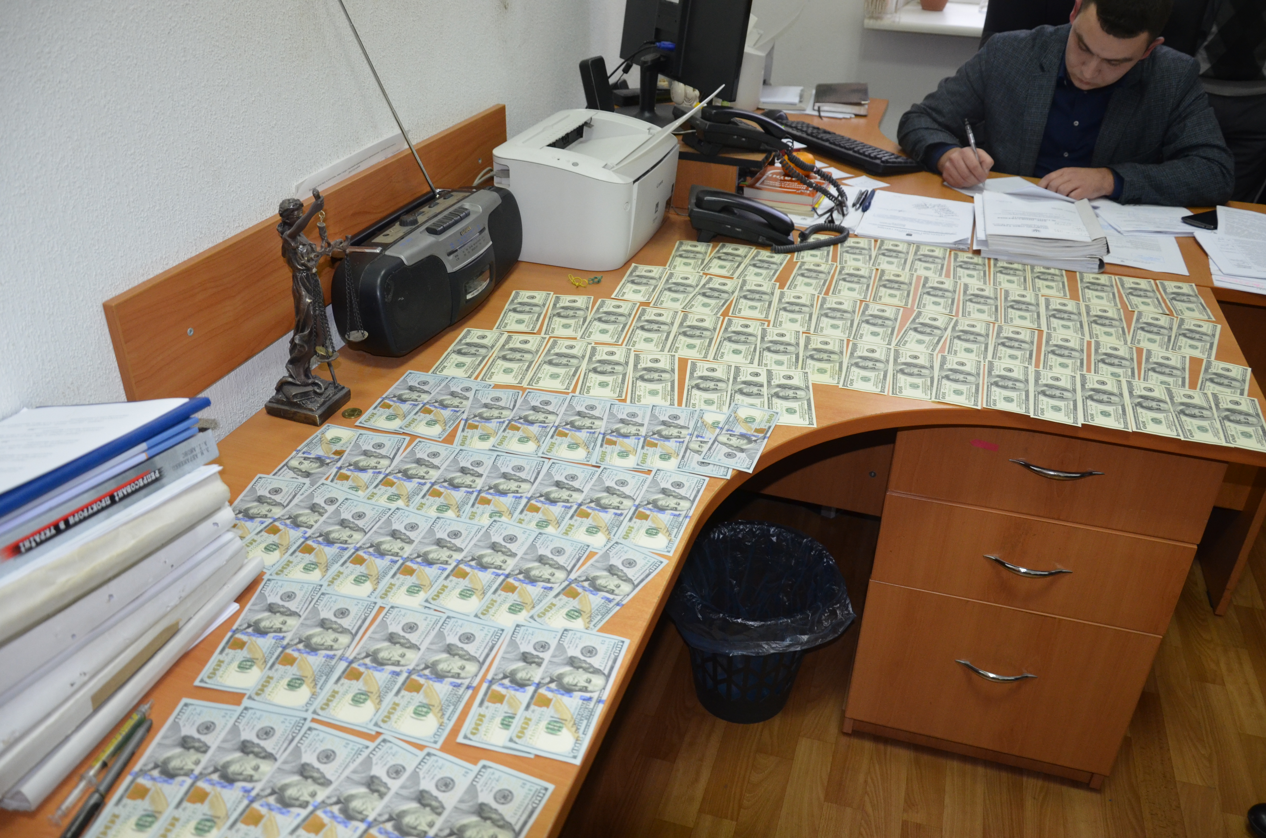 Двоих организаторов игорного бизнеса задержали при попытке дать взятку прокурору