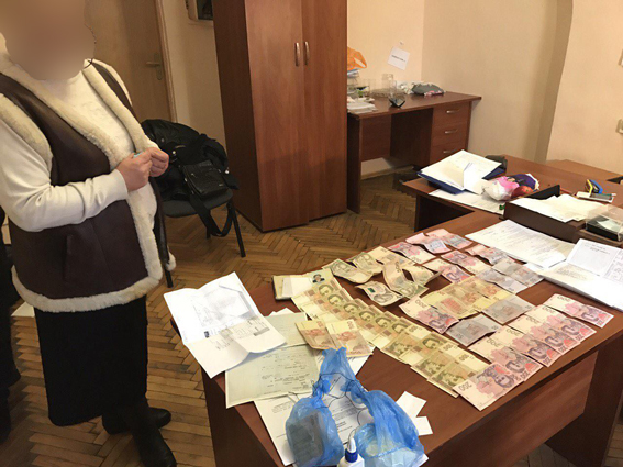 Должностные лица из научно-исследовательского института систематически получали взятки от автовладельцев