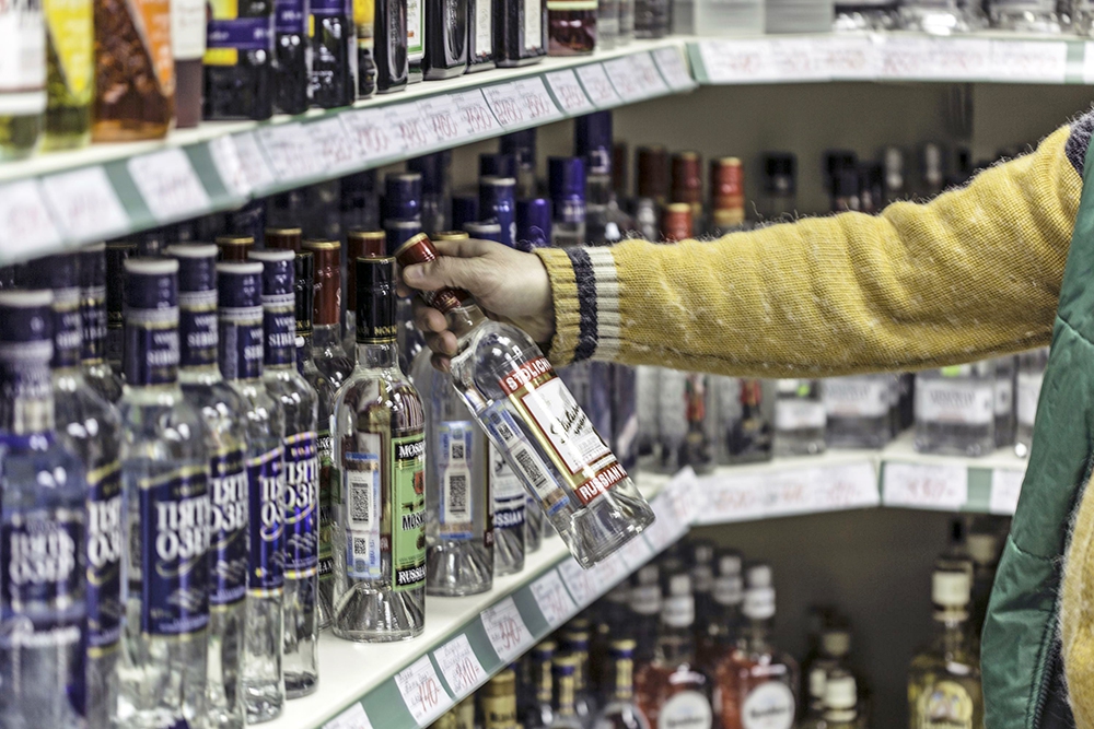 Как украинцы относятся к запрету на продажу алкоголя в ночное время? ВИДЕО