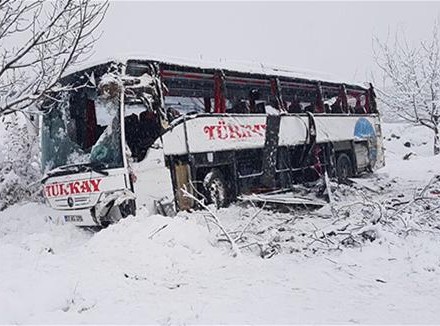Автобус упал со скалы в Турции: есть погибшие
