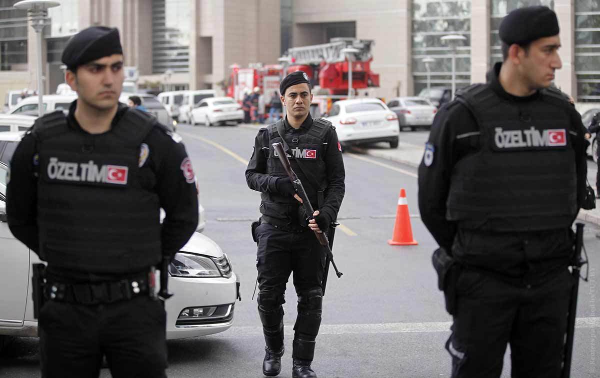 Полиция Стамбула задержала восемь человек в связи с терактом в ночном клубе
