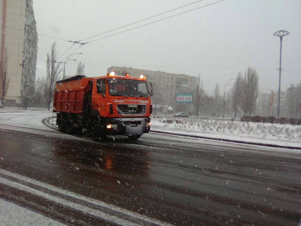 В Киеве увеличили количество задействованной снегоуборочной техники