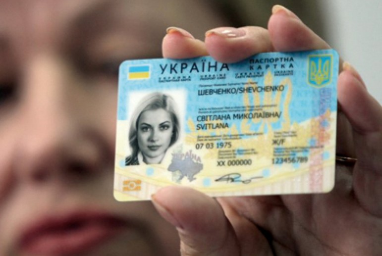 За скорую выдачу паспортов чиновник требовала взятку