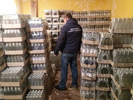 Полиция ликвидировала подпольный цех и базу с алкоголем на сумму больше миллиона гривен