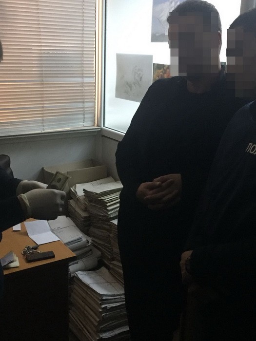 В Луцке задержали работника налоговой за взятку