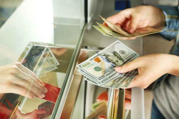 Украинцы в 2016 году увеличили продажу валюты почти вдвое