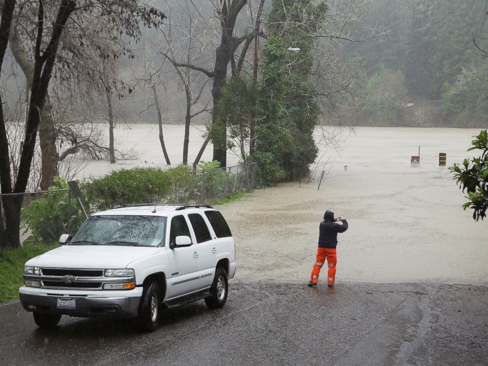 В США тысячи людей эвакуируют из-за мощного наводнения
