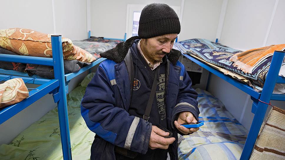 У мигрантов, не имеющих документы, будут проверять мобильники